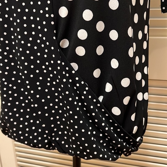 86. Tahari Blouse in Multi-Media Print Black & White Polka-Dots, Size Small - Picture 9 of 17